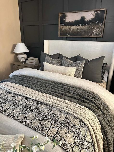 Dark Bedspread Bedroom, Brown Bedding Bedroom Ideas, Duvet Bedding Ideas, Bed With No Headboard Ideas, King Size Bedroom Ideas, Bed Layering Ideas, Wallpapered Bedrooms, Twin Bedroom Design, Grey Bedding Ideas