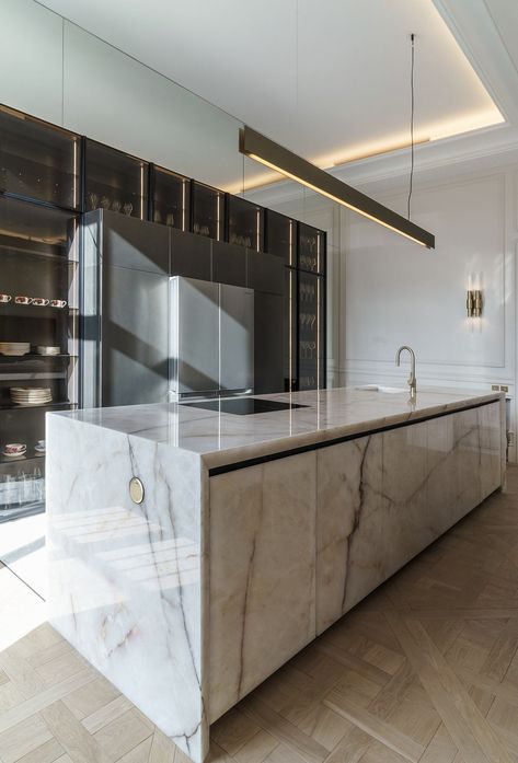 Parisian Apartment Kitchen, Luxury Marble Kitchen, Diff Studio, Modern Design House, Parisian Luxury, Chalet Interior Modern, Parisian House, Midcentury House, Parisian Interior