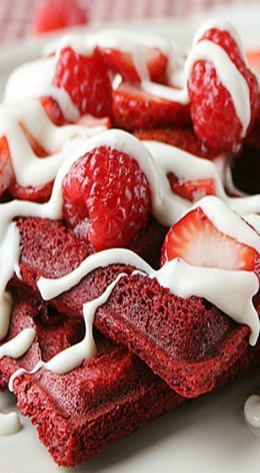 Waffles With Cream Cheese, Icing Drizzle, Red Velvet Waffles, Romantic Breakfast, Red Velvet Recipes, Waffle Iron Recipes, Waffle Maker Recipes, Birthday Breakfast, Brownie Desserts