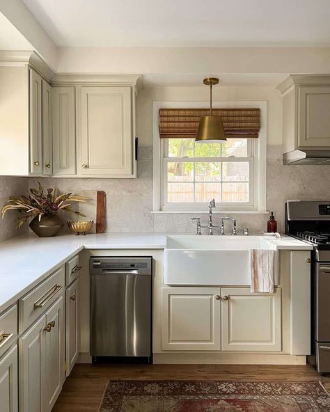 30 Kitchen Pendant Lighting Ideas To Brighten Your Day Calcutta Countertops, Kitchen Pendant Lighting Ideas, Pendant Lighting Ideas, Cream Cabinets, Neutral Kitchen, Kitchen Pendant, Over The Sink, Kitchen Pendants, Kitchen Pendant Lighting