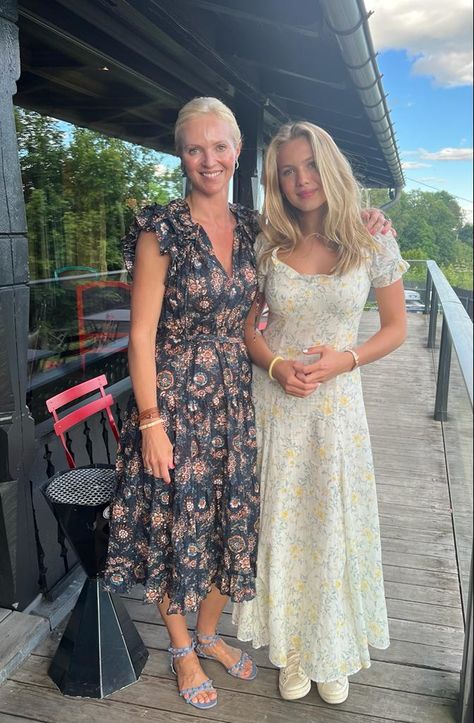 Mum Of The Group Aesthetic, Blonde Mom And Daughter, Blonde Family, Scandinavian Women, Susie Wolff, Daughter Photo Ideas, Mommy And Baby Pictures, London Baby, Labuan