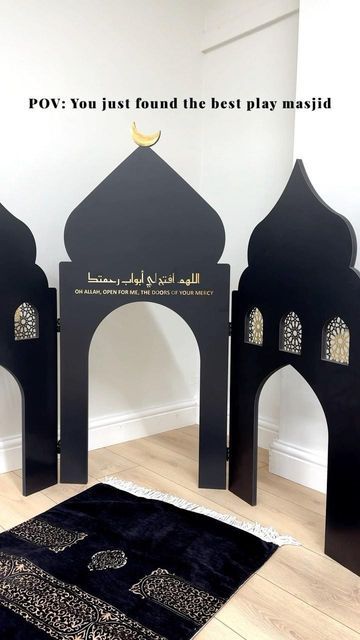 Classroom Decor Islamic, Islamic Bulletin Board Ideas, Islamic Decorations Art, Ramazan Ideas, Ramadan Printables, Muslim Prayer Room Ideas, Living Room Upgrades, Prayer Room Ideas, Muslim Prayer Rug