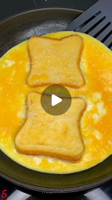 Toast With Egg In The Middle, Breakfast With Bread Ideas, Sanduches Ideas, Unique Breakfast Ideas, Ideas Desayuno, New Breakfast Ideas, Breakfast Food Ideas, Toast Ideas, Best Sandwiches