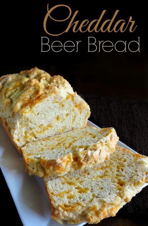 Easy Cheddar Beer Bread Recipe - This recipe is super easy and tastes soooo good! Beer Cheese Bread 12 Tomatoes, Cheddar Beer Bread, Beer Cheese Bread, Oven Baked Bread, Beer Bread Recipe, Cheese Butter, Beer Bread, Beer Cheese, Bacon Cheddar