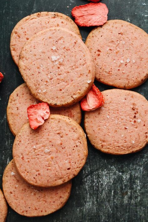 Strawberry Shortbread Cookies, Strawberry Puff Pastry, Strawberry Shortbread, Shortbread Cookies Easy, Lemon Shortbread Cookies, Buttery Shortbread Cookies, Buttery Shortbread, Shortbread Cookie Recipe, Freeze Dried Fruit