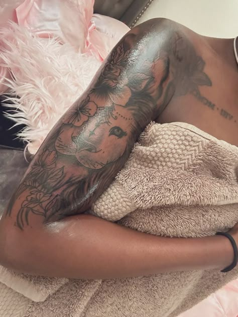 Sleeve Tattoos Black Women, Female Small Tattoos, Small Tattoos Butterfly, Best Tattoo Designs For Men, Female Hand Tattoo, Tattoo Ideas Female Hand, Tattoo Fire, Cute Shoulder Tattoos, Tattoo Ideas For Female