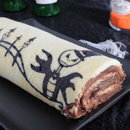 Decorated Cake Roll, Jack Skellington Cake, Swiss Roll Cakes, Postres Halloween, Cake Rolls, Cake Roll Recipes, Fun Halloween Food, Patterned Cake, Cool Cake Designs