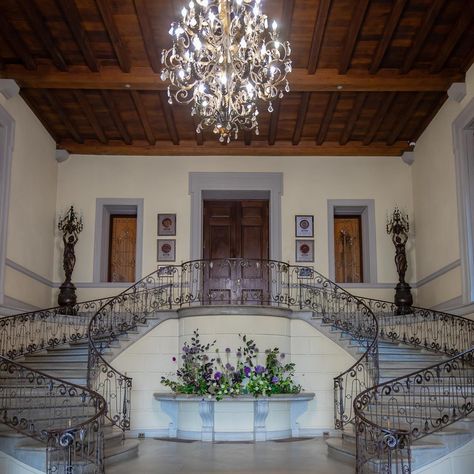 There’s something truly magical about capturing love at Oheka Castle. The grandeur, the elegance, and the timeless beauty of this historic venue create a breathtaking backdrop for your wedding day. Every corner of Oheka exudes opulence, from its meticulously manicured gardens to its stunning architecture. If you in the US and dreaming of a European-style wedding, Oheka Castle offers all the charm and sophistication without the need to travel abroad—it’s right here in New York! This magnif... Oheka Castle Interior, Castle Wedding Venue Europe, California Houses, Kilkea Castle Wedding, Hluboka Castle Interior, Castle Interior, Oheka Castle, Stunning Architecture, California Homes