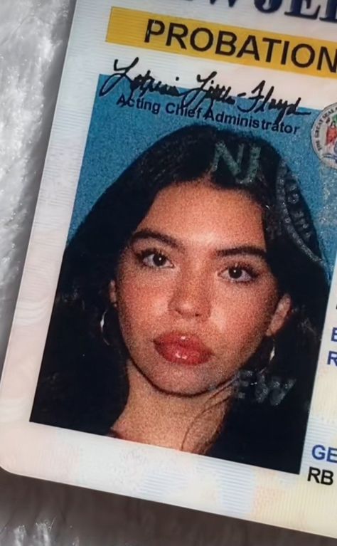 Beautiful driver's license picture by @amandamarquesx2 License Photo Aesthetic, Drivers Lisence Aesthetic, Drivers Licence Photo Makeup, Fake Drivers Lisence, Drivers Licence Aesthetic Photo, Drivers Lisence Photos, Permit Picture Ideas, Drivers Lisence Photos Makeup, License Id Picture