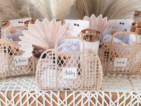 Bachlorette Party Baskets, Vacation Birthday Party Favors, Goody Bags For Bachelorette Party, Bachelorette Keepsake Ideas, Bachlerotte Party Gifts, Gift Bags Ideas For Women, Beach Bachelorette Party Favors Bridesmaid Gifts, Bridesmaids Goody Bags Gift Ideas, Bach Party Gifts Bridesmaid