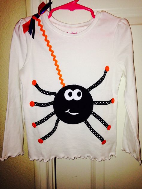 DIY Halloween  Spider shirt Diy Halloween Spider, Spider Shirt, Thema Halloween, Shirts Diy, Betsy Ross, Halloween Spider, Halloween Boo, Diy Shirt, Holiday Shirts