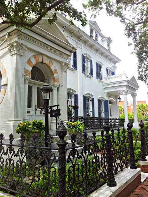 Savannah Houses, Old Victorian House, Townhouse Exterior, Southern Travel, Visit Savannah, Southern Culture, Southern House, Georgia Homes, Mansions Homes