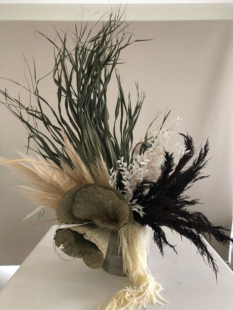 Foliage Arrangements, Flower Installation, Japanese Flowers, Deco Floral, Dried Floral, Dried Flower Bouquet, Modern Flower, Dried Flower Arrangements, Arte Floral