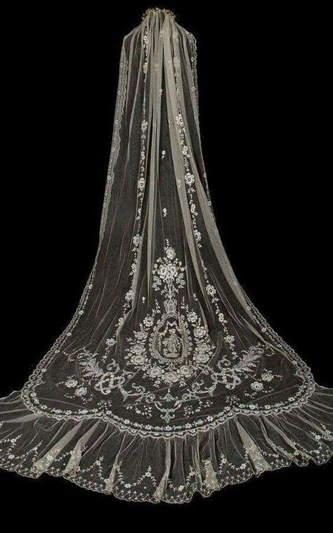 Vintage Wedding Dress Lace, Wedding Veil Vintage, Vintage Veils, Vintage Wedding Dress, Wedding Dress Lace, Lace Wedding Dress Vintage, Dream Wedding Ideas Dresses, Linens And Lace, Antique Lace