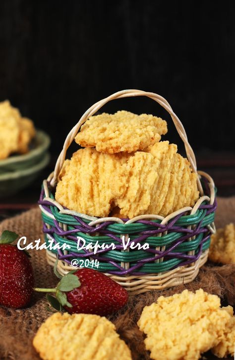 KUE KERING KELAPA http://catatandapurnyavero.blogspot.com/2014/07/kue-kering-kelapa_21.html Bolu Cake, Bread Snacks, Coconut Cookies, Food Drinks Dessert, Almond Cookies, Biscuit Cookies, Indonesian Food, Food Cakes, Butter Cookies