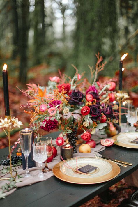 Halloween Wedding Centerpieces, Moody Tablescape, Inexpensive Wedding Flowers, Wildflower Wedding Theme, Wedding Flowers Wildflowers, Wedding Flower Guide, Rustic Wedding Decorations, Gold Wedding Inspiration, Wedding Flower Decorations