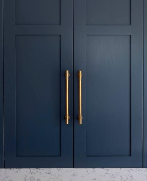 Serious details.⁠ ⁠ Our Leebank collection pulls installed here, in our burnished brass finish add the finishing touch to this dark blue cabinetry by @RichardBurkedesign⁠ .⁠ #armacmartin Cabinet Hardware Trends, Kitchen Cabinet Hardware Ideas, Cabinet Hardware Ideas, Kitchen Hardware Trends, Farmhouse Style Kitchen Cabinets, Custom Kitchen Remodel, Hardware Ideas, Best Kitchen Cabinets, Cabinet Hardware Knobs