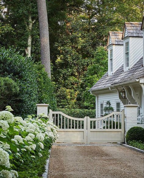 Scandinavian Apartment Decor, Outdoor Entryway, Scandinavian Apartment, House Gate Design, Vintage Farmhouse Decor, Eclectic Bedroom, Beach House Design, Instagram Christmas, Home Landscaping