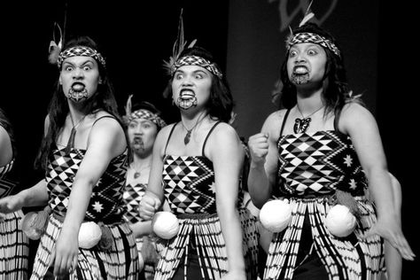 Kapa Haka Nationals 2011 Kapa Haka, Maori Face Tattoo, Beautiful Culture, Polynesian Dance, Aztec Civilization, Maori People, Māori Culture, Maori Art, Polynesian Culture