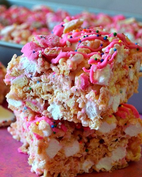 The way this cookie crumbles? Into CIRCUS ANIMAL COOKIE RICE KRISPIE TREATS! 💖 Hella fun, festive and sprinkly Rice Krispie treats fully… Animal Cookie Recipes, Animal Cookies Recipe, Circus Animal Cookies, Circus Animal Cookie, Animal Cookie, Krispy Treats, Krispies Treats, Cereal Treats, Treats Recipes