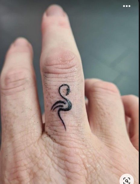 Flamingo Finger Tattoo, Flamingo Feather Tattoo, Tiny Flamingo Tattoo, Simple Flamingo Tattoo, Small Flamingo Tattoo, Flamingo Tattoos For Women, Beach Tattoos For Women, Tattoo Flamingo, Flamingo Tattoo