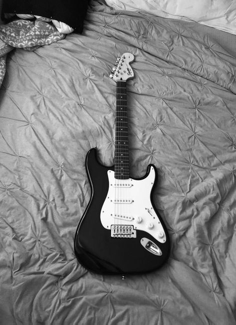 Fender Stratocaster Blue, Fender Stratocaster Red, Black Stratocaster, White Stratocaster, Fender Stratocaster Sunburst, Fender Guitars Stratocaster, Fender Strat, Electric Guitar Design, Stratocaster Guitar