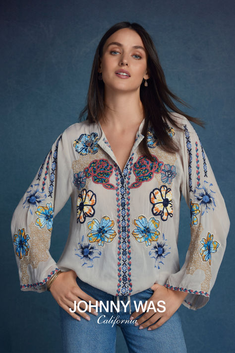 Explore the latest separates adorned with exquisite embroideries that will take your breath away! Embroidered Tops, Boho Jeans, Plus Size Tunic, Artsy Outfit, Boho Chic Outfits, Women's Blouses, Embroidered Clothes, Embroidered Jeans, Chic Outfit