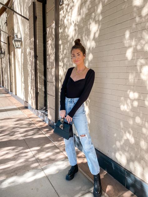 Combat Boots Spring Outfit, Combat Boots Wide Leg Jeans, Spring Combat Boots Outfit, Straight Leg Jeans Combat Boots, Boot Outfits Summer, Denim Jacket Combat Boots Outfit, Lace-up Combat Boots For Spring Streetwear, Outfit With Docs, Mom Jeans And Combat Boots