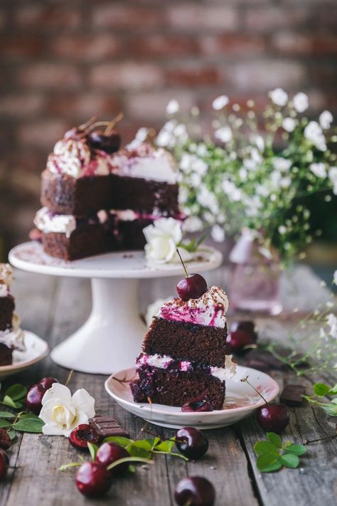 Slice of a chocate cherry cake! 6 Inch Cake, Black Forest Cake Recipe, Black Forest Gateau, Cherry Compote, Flat Cakes, Chocolate Sponge Cake, Light Cakes, Black Forest Cake, Cherry Cake