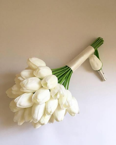 Tulip Bouquet Wedding, Tulip Bridal Bouquet, White Tulip Bouquet, Orchid Bouquet Wedding, Blush Bouquet Wedding, Simple Wedding Bouquets, Green Wedding Bouquet, Tulip Wedding, Peony Bouquet Wedding