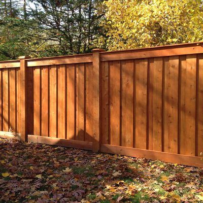 Gard Modern, Pagar Modern, Wood Fence Installation, Cedar Wood Fence, Fence And Gate, Fence Construction, Wood Privacy Fence, Wood Fence Design, Garland Flower