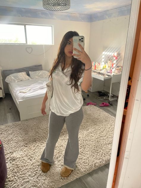 Gray Flarred Leggings, Light Grey Flare Leggings, Cute Grey Leggings Outfit, Outfits With Gray Flare Leggings, Flared Grey Sweatpants Outfit, Grey Flared Leggings Outfit Baddie, Gray Flares Outfit, Gray Flair Leggings Outfit, Grey Flared Leggings Outfit Latina