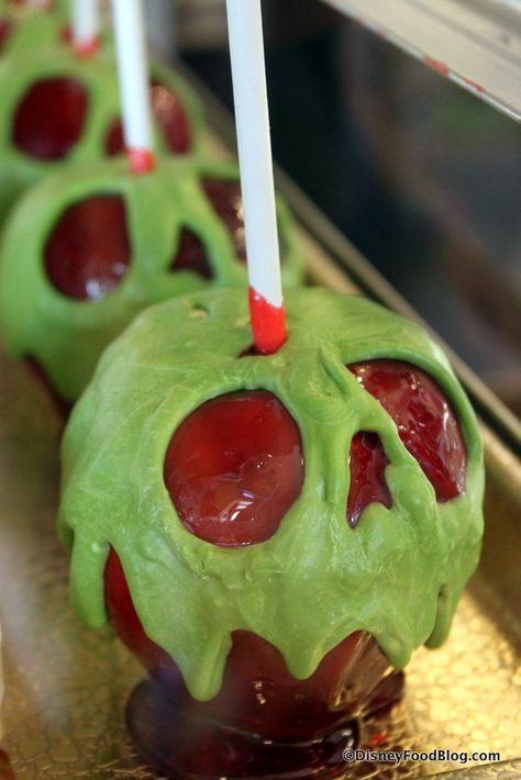 Snow White Poison Candy Apple Disney's Halloween Treat, Postres Halloween, Wilton Candy Melts, Pumpkin Recipes Easy, Diy Halloween Decor, Thanksgiving Food Desserts, Pumpkin Recipes Dessert, Jolly Rancher, Chocolate Dessert Recipes