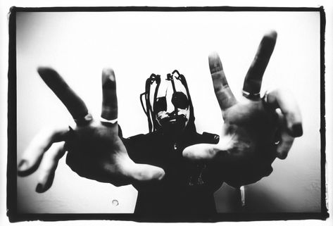 Nu Metal Hand Pose, Nu Metal Pose Hands, Slipknot Reaction Pic, Nu Metal Pose, Slipknot Gif, Funny Slipknot, Slipknot Pfp, Corey Taylor Slipknot, Slipknot Corey Taylor