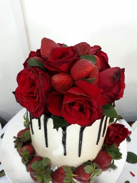 Rose Drip Cake, Red And Black Cake Design, Strawberry Rose Cake, Cake With Fresh Roses, Roses And Strawberries, Strawberry Wedding Cakes, Rose Icing, Quince Cake, Berry Cake