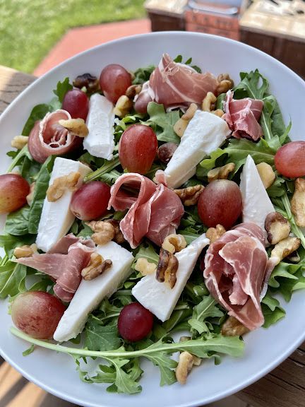 Beyond-my-thoughts: Prosciutto Arugula Brie Salad Brie Salad, Prosciutto Brie, Crispy Prosciutto Salad, Prosciutto Arugula Salad, Arugula Pear Proscuitto Salad, Bacon Wrapped Pork Chops, Pizza Arugula Prosciutto, Cheesesteak Sliders, Air Fryer Recipes Appetizers