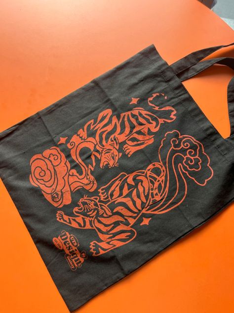 screen printing tiger tote bag #orange #screenprinting #tiger #totebag #diy #creative #design #fabric Tiger Screen Print, Design Totebag Aesthetic, T Shirt Design Ideas Art Creative, Black Tote Bag Design Ideas, Tote Bag Print Design, Black Tote Bag Design, Screen Printing T Shirt, Screen Printed Bags, Creative Tote Bag