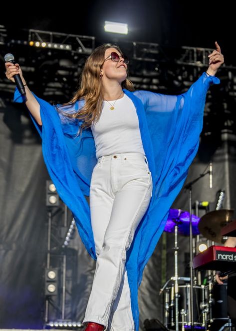 Maggie Rogers Performing at Shaky Knees Festival on May 5, 2019 Outfits With Bralettes, Shaky Knees, Life Is Beautiful Festival, Dancer Outfit, Maggie Rogers, Hip Hop Singers, White Scrunchie, Outfit Collection, Red Booties