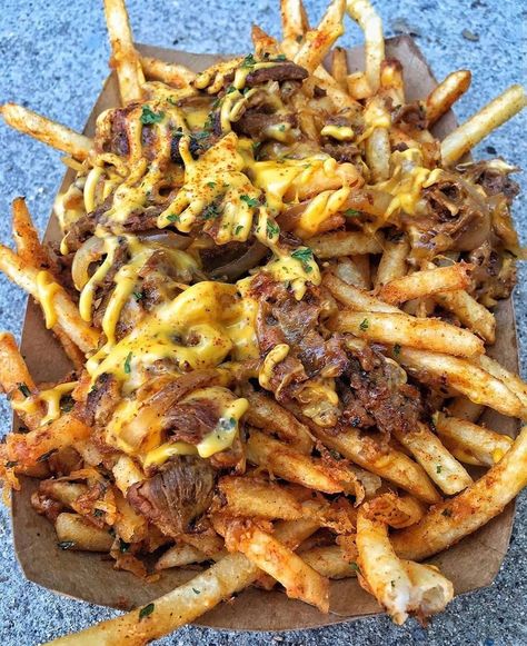 For the Love of Fries posted on Instagram: “Cheesesteak Fries 🤤🤤😋 . . 📸@sorrynosalad . . . . #fries #frenchfries #cheesesteak…” ��• See all of @fortheloveoffries_'s photos and videos on their profile. French Fries With Cheese, Fries With Cheese, Makanan Italia, Loaded Fries, Deilig Mat, Food Goals, Food Obsession, French Fries, Pretty Food