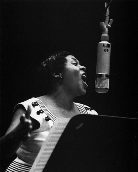 Dinah Washington with a Telefunken U47 Sarah Vaughn, Dinah Washington, William Claxton, Francis Wolff, Dream Youtube, Bb King, Jazz Artists, Ella Fitzgerald, Natalie Wood