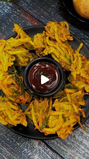 Inshaa zabi.. on Instagram: "The best 15,mins crispy aloo pakora 

Taste Crunchy &
Finger licking aloo pakora..
It’s a very simple snack🙃

Save this reel like share & follow @cook_with_inshaa 

Ingredients 
2,medium potatoes 🥔 
1,big size onion 🧅 
Curry leaves 🍃 
Coriander 🌿 leaves 
1. Green chili chopped 
1/2 cup gram flour 
1/4 cup rice flour 
Salt to taste 
Cumin seeds 1. Taps 
Roasted cumin powder 1/2 tspn 
Coriander powder 1/2 taps 
Turmeric powder half taps 
3 to 4 tblsp water 

#crispyaloopokoda #aloopakora #easysnacks #crispysnack #easyrecipes #recipe" Pakoras Recipe Indian, Aloo Pakora Recipe, Onion Pakora Recipe, Aloo Pakora, Pakora Recipes, Potato Onion, Vegetarian Snacks Recipes, Cumin Seeds, Gram Flour