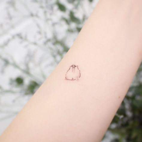 Tiny mini pet tattos. Hamster tatto. Cute Hamster tatto. Cute tiny Hamster back tatto idea. Cute Hamster back tatto. #tatto #minitatto #tinytatto #pettatto #hamstertatto #aathsaa Hamster Outline Tattoo, Simple Hamster Tattoo, Tiny Hamster Tattoo, Hamster Paw Print Tattoo, Cute Hamster Tattoo, Hamster Paw Tattoo, Small Hamster Tattoo, Hamster Tattoo Ideas, Hamster Tattoo Minimalist