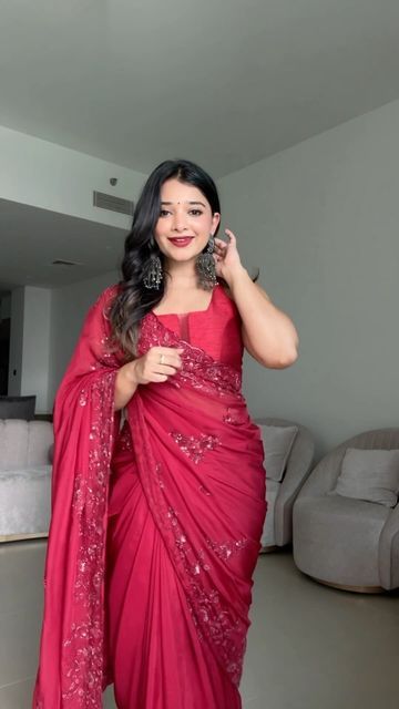 Monochrome Saree, Saree Looks, Saree Styling, Red Can, Outfits Indian, Red Indian, Home Grown, Red Saree, Inspo Outfit