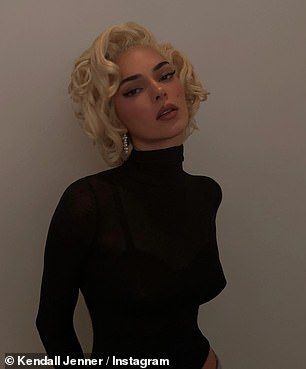 Kendall Jenner dresses as Marilyn Monroe for Halloween... after sister Kim Kardashian wore her iconic 'Happy Birthday' dress to 2022 Met Gala | Daily Mail Online Marilyn Monroe Halloween, Kendall Jenner Halloween, Kendall Jenner Dress, Stile Kendall Jenner, Kendall Jenner Instagram, Best Celebrity Halloween Costumes, Kim Basinger, Celebrity Halloween Costumes, Kendall Jenner Outfits