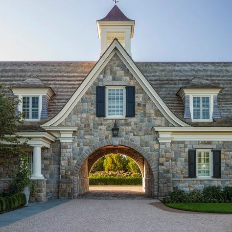 Classic Country Home, Garage Pictures, Carriage House Plans, Farmhouse Architecture, Boston Design, Porte Cochere, Street House, House On The Rock, Transitional House