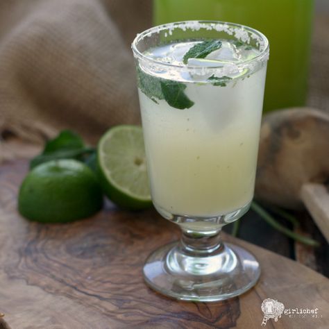 Soda Chanh (Vietnamese Lime Soda) Mint Drink Recipe, Fruity Alcohol Drinks, Limeade Recipe, Virgin Drinks, Mint Drink, Lime Drinks, Spring Dishes, Soda Drink, Lime Soda