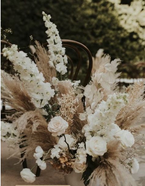 Modern Wedding Flowers, Boho Wedding Flowers, Wedding Reception Flowers, Outdoor Fall Wedding, Grass Wedding, Bohemian Flowers, Wedding Set Up, Neutral Wedding, Wedding Inspiration Fall