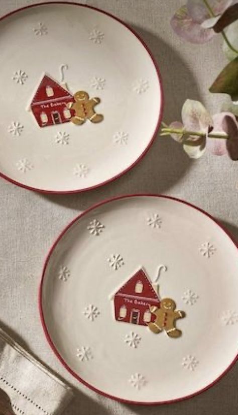 Pottery Painting Plate Christmas, Christmas Bowls Ceramic, Christmas Plate Pottery Painting, Christmas Pottery Painting Ideas Ceramics, Winter Pottery Painting Ideas, Ceramic Christmas Plates, Pottery Painting Christmas Ideas, Christmas Cookie Plates Diy, Christmas Plate Painting Ideas