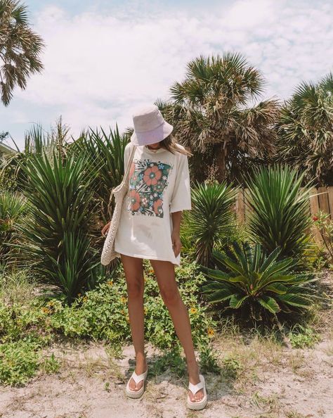 Creta 2024, Surfing Outfits, June Vibes, Hat Outfit Summer, Aesthetic Characters, Bucket Hat Outfit, Oversize Tshirt Outfits, Nyc Fits, Adventure Outfit