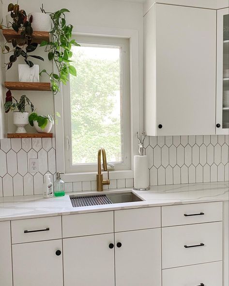 Unique White Kitchen Backsplash, White Picket Tile Backsplash Black Grout, White And Black Kitchen Backsplash Ideas, Pickett Kitchen Tile, White Picket Tile Backsplash Kitchen, Boho Kitchen Tile Backsplash, Black Back Splashback Kitchen Ideas, White Picket Backsplash Kitchen, Picket Backsplash Kitchen